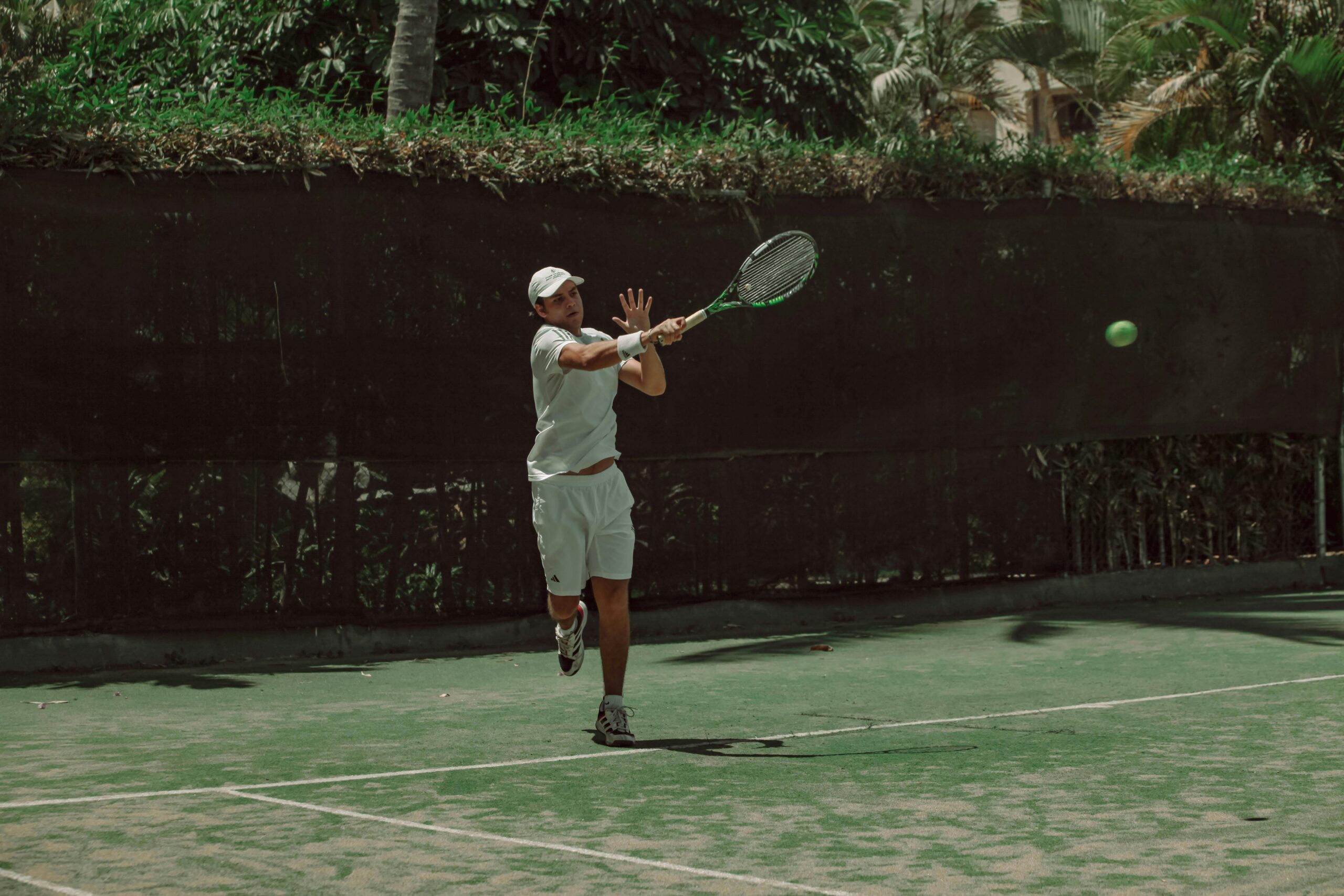 Giocatore di tennis al servizio