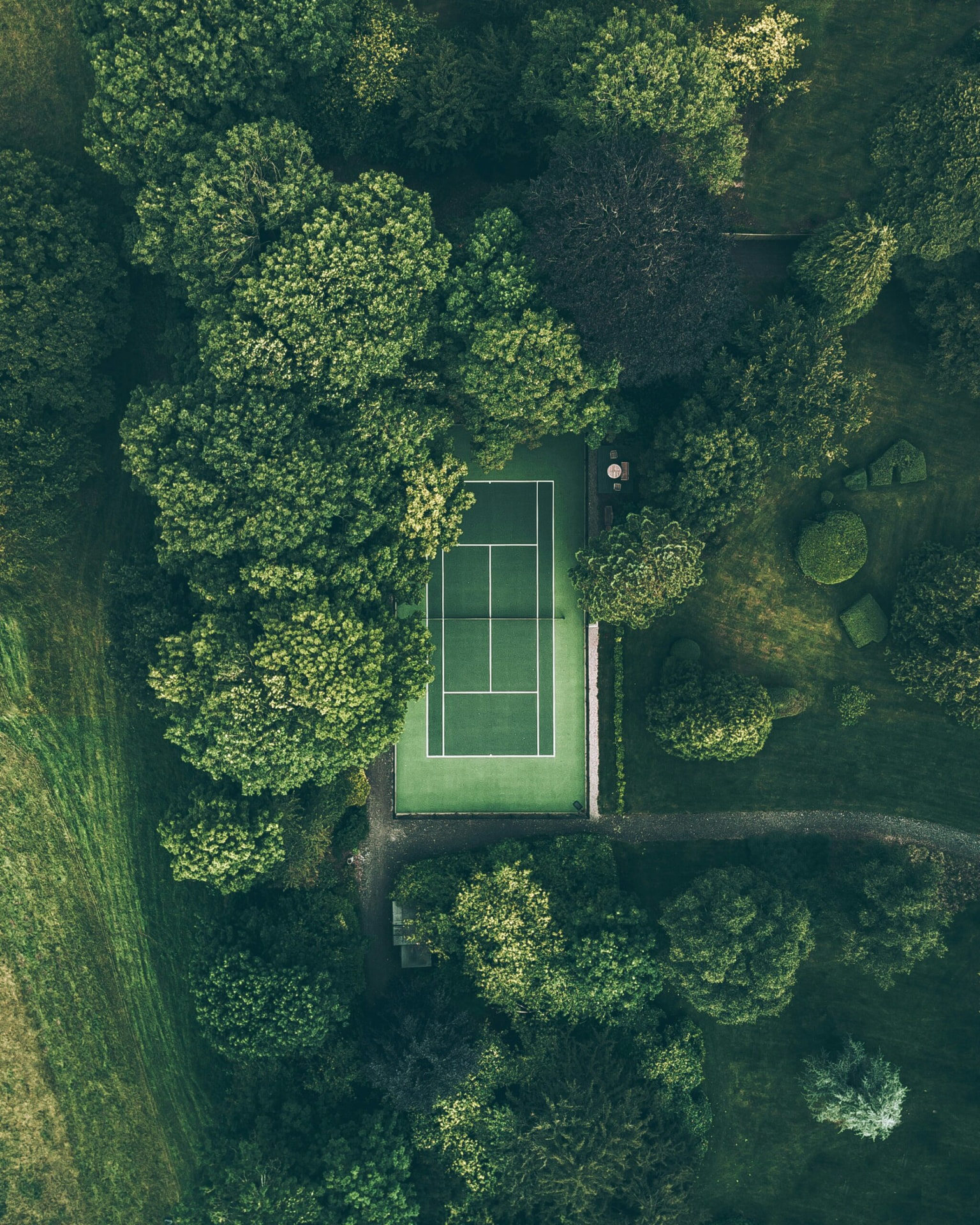 Campo da tennis immerso nel verde visto dall'alto